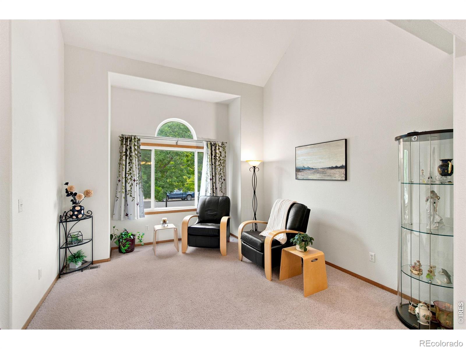 Image 4: Light and bright living room.