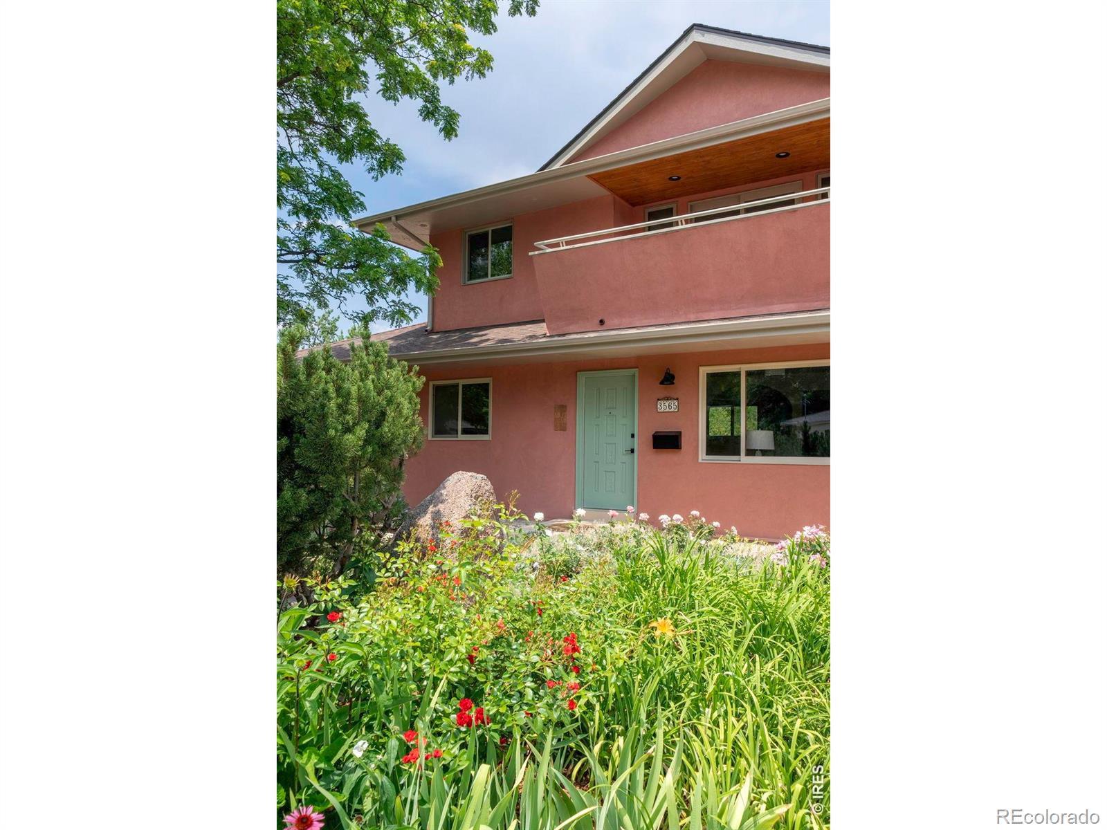 Image 2: Gorgeous perennials & balconey with seasonal views Image 2: Gorgeous perennials & balconey with seasonal views