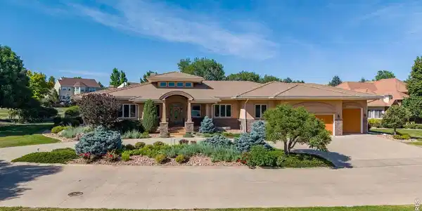 Image 2: An inviting circular driveway welcomes you Image 2: An inviting circular driveway welcomes you