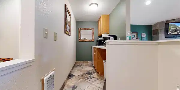 Image 4: Kitchen