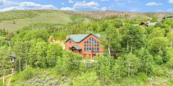 801 Lakeview Circle