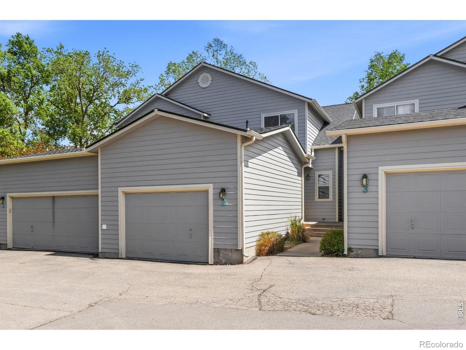 Image 2: If you have been on the hunt for a well cared for townhome, look no further!