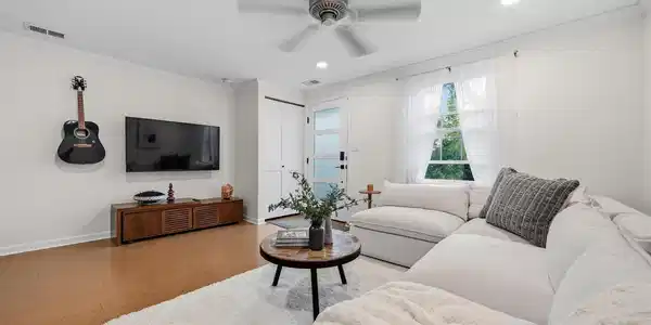 Image 3: Open, airy and comfortable.