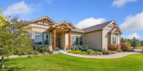 Image 2: Custom built home by Homes of Distinction Image 2: Custom built home by Homes of Distinction