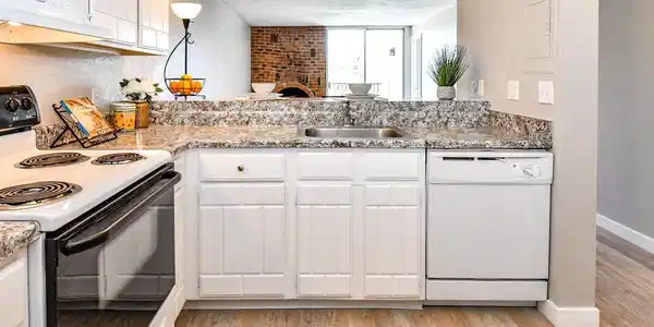 Image 4: Kitchen with open floorplan