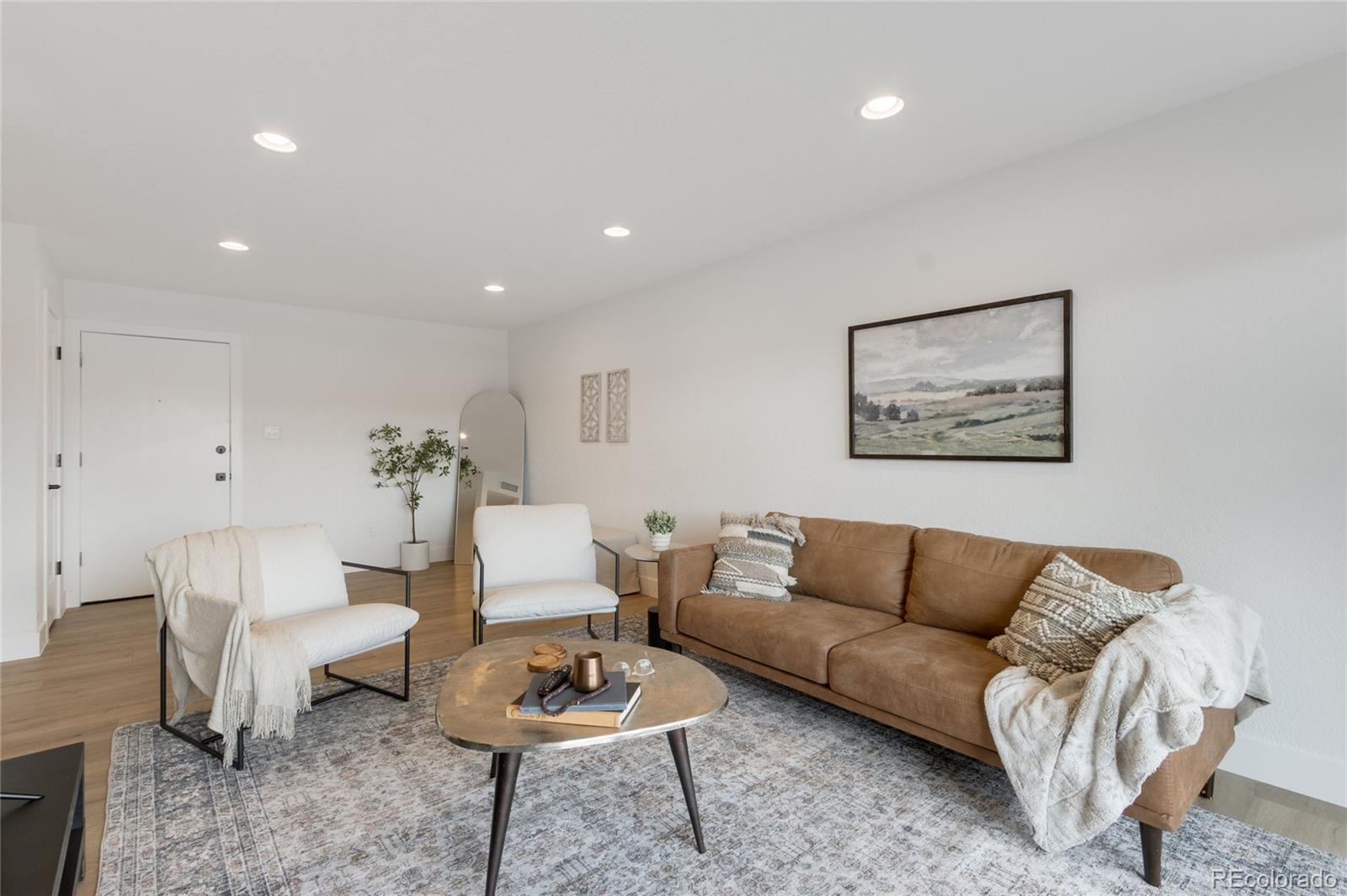 Image 3: Living room