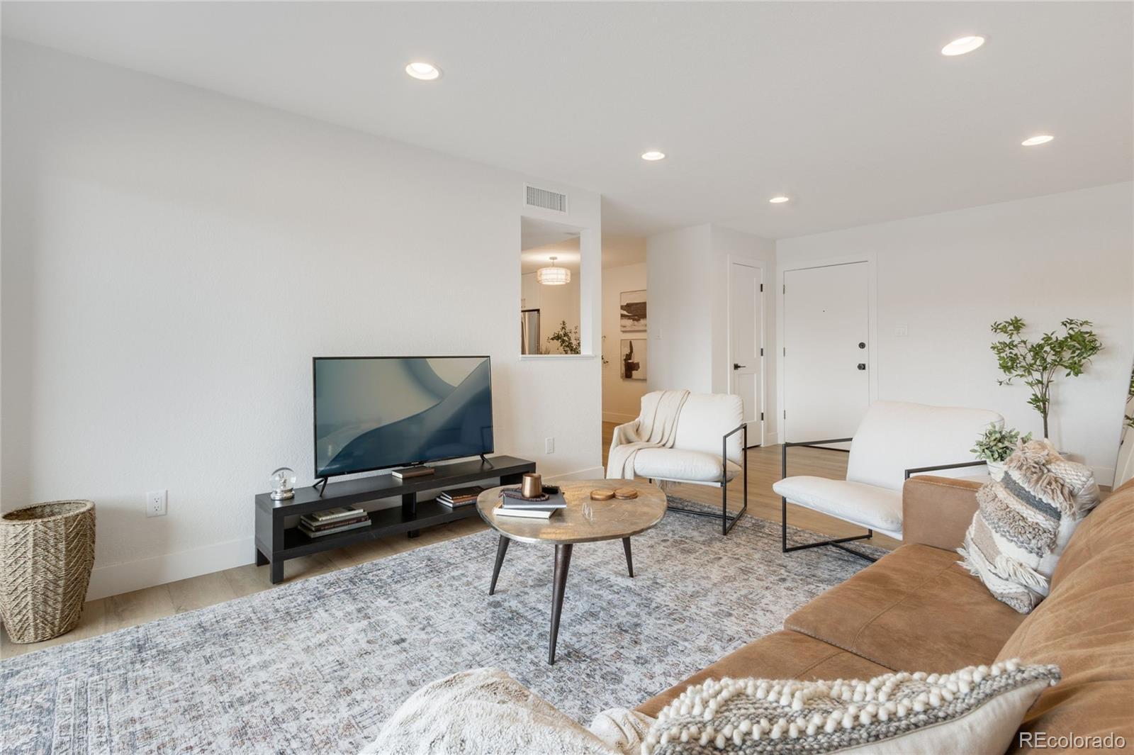 Image 4: Living room