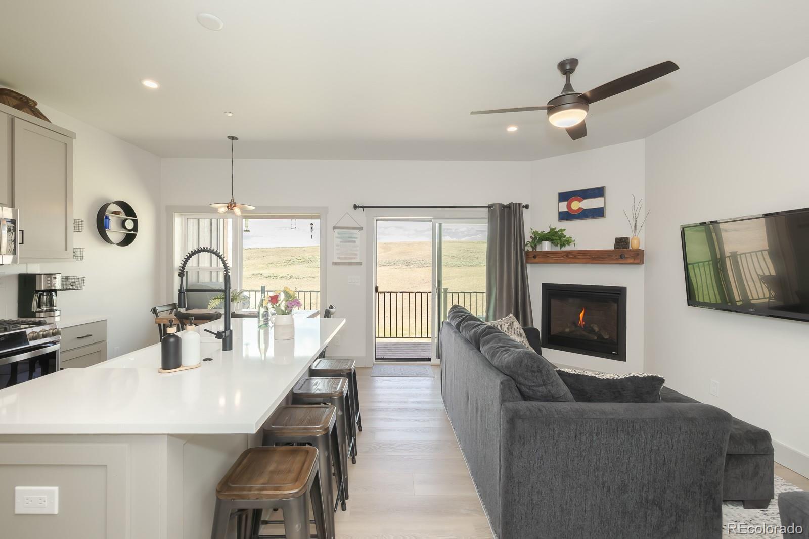 Image 4: Living Area Image 4: Living Area