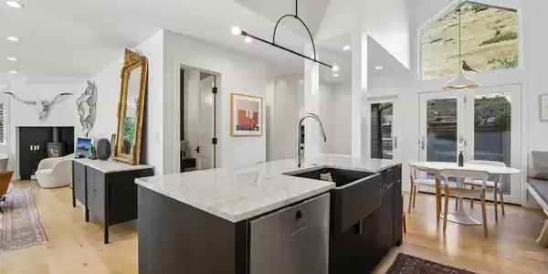 Image 4: Kitchen