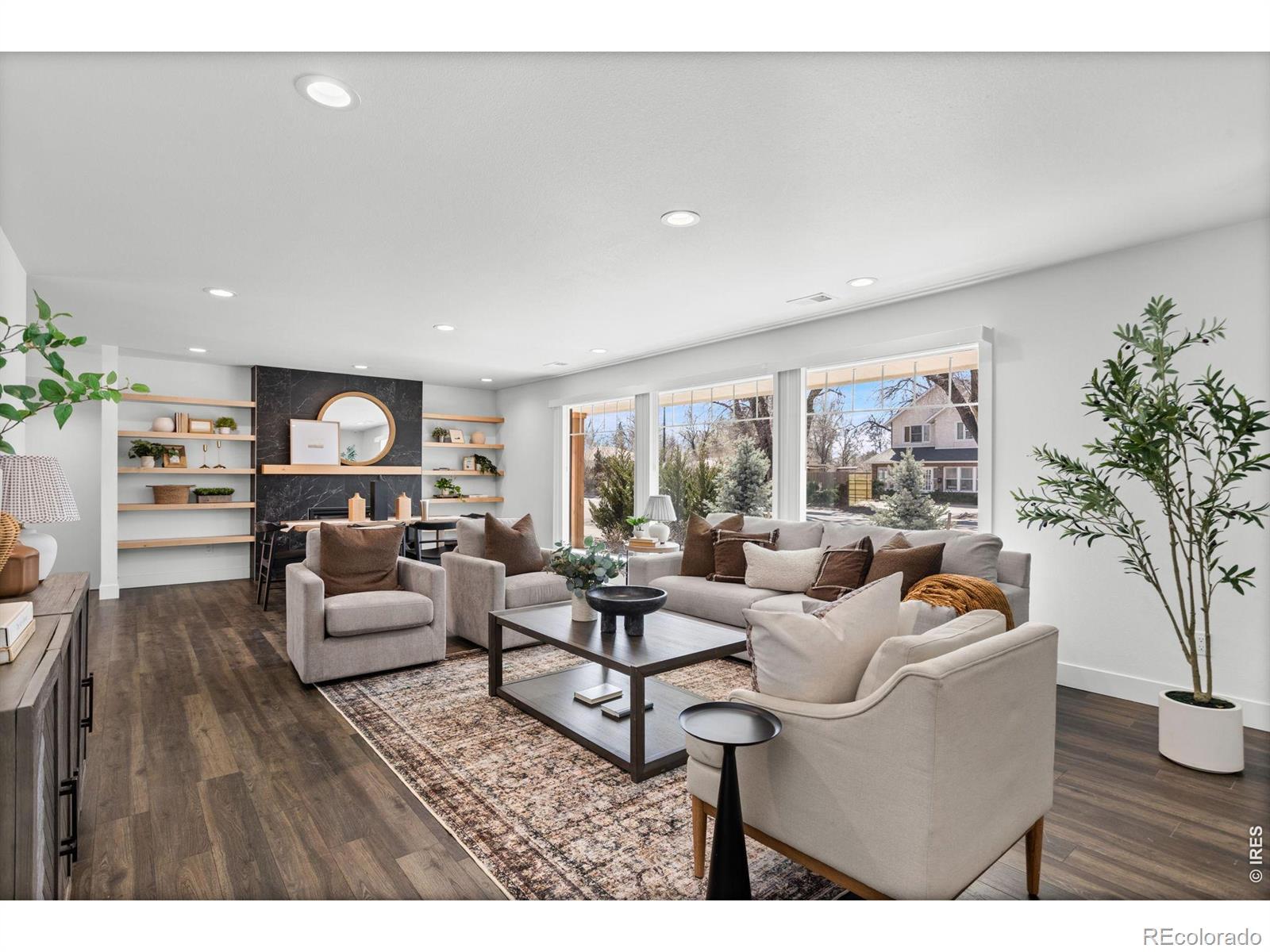 Image 3: Living Room
