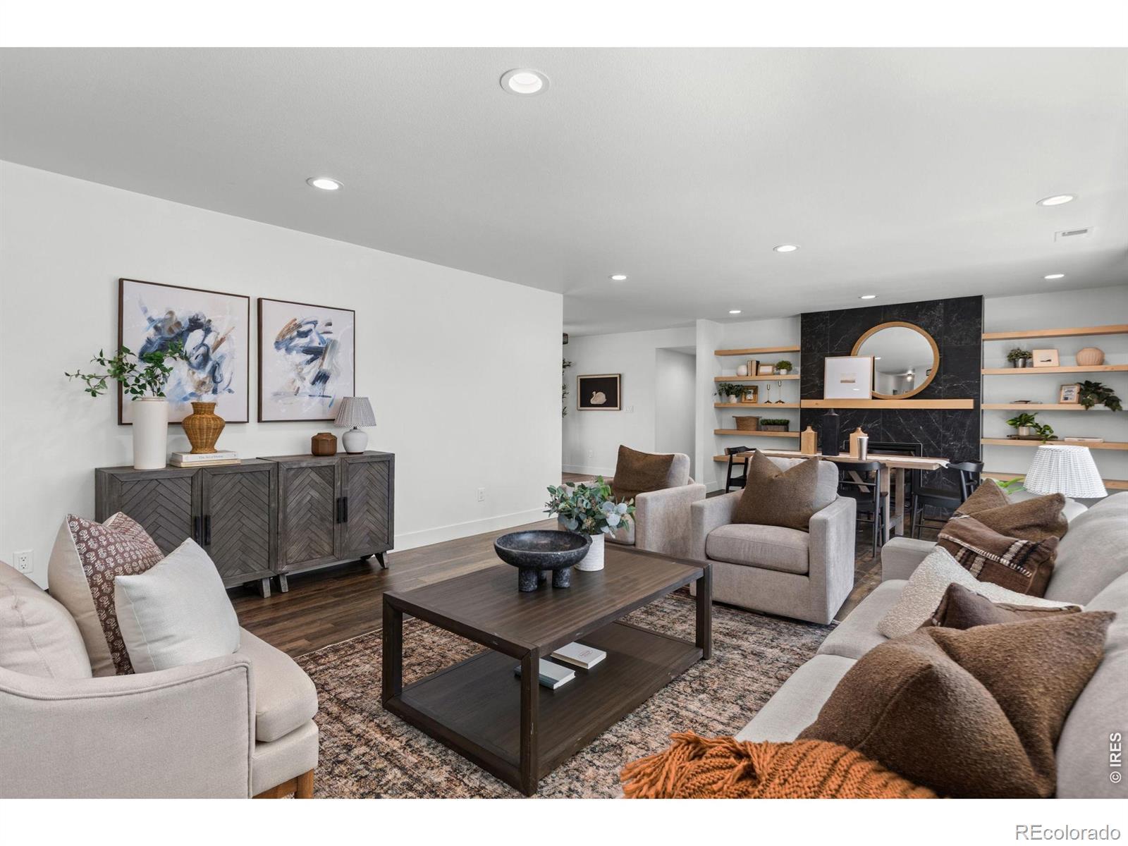 Image 4: Living Room