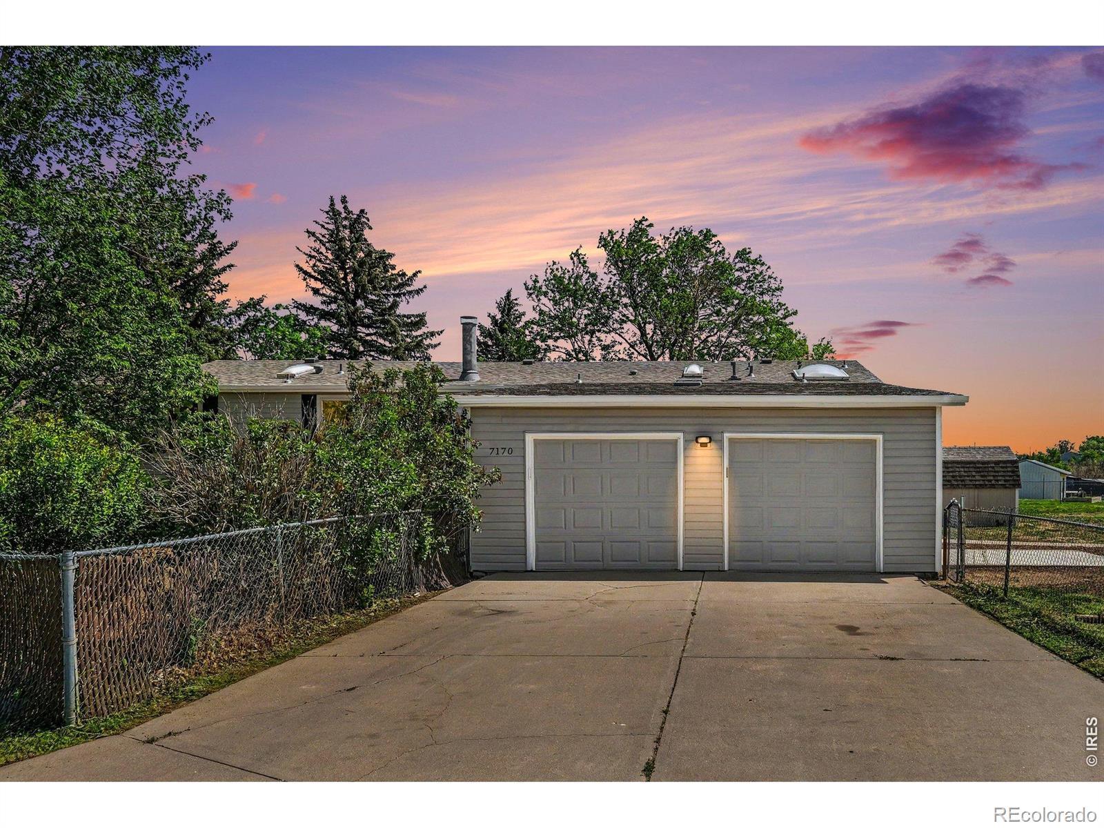 Image 2: Oversized attached 2 car garage Image 2: Oversized attached 2 car garage