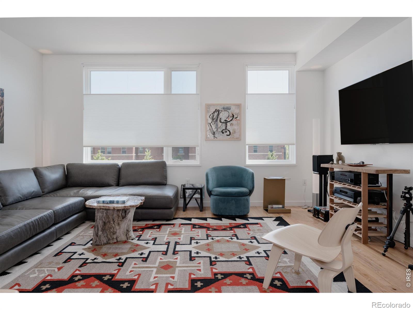 Image 2: High ceilings and lots of light Image 2: High ceilings and lots of light