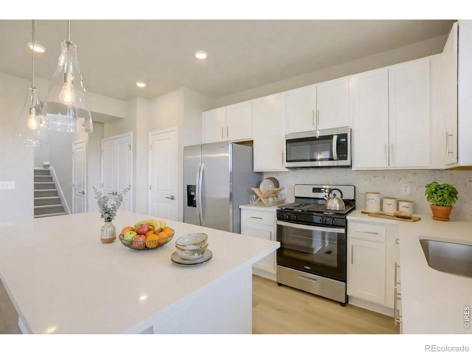 Image 4: Light and bright kitchen with an undermount sink Image 4: Light and bright kitchen with an undermount sink