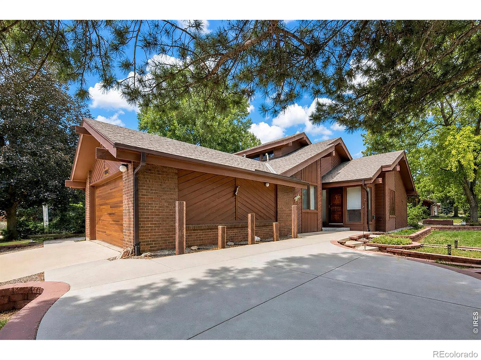 Image 2: Garage and front, large corner lot! Image 2: Garage and front, large corner lot!