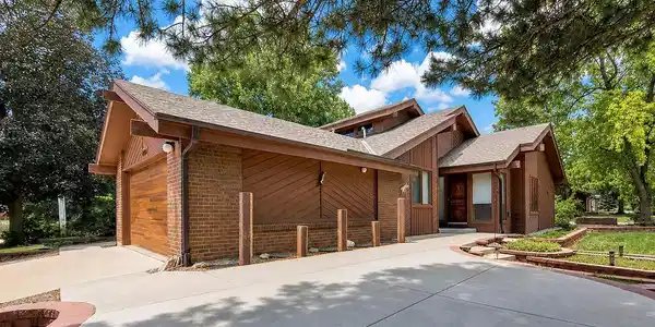 Image 2: Garage and front, large corner lot!