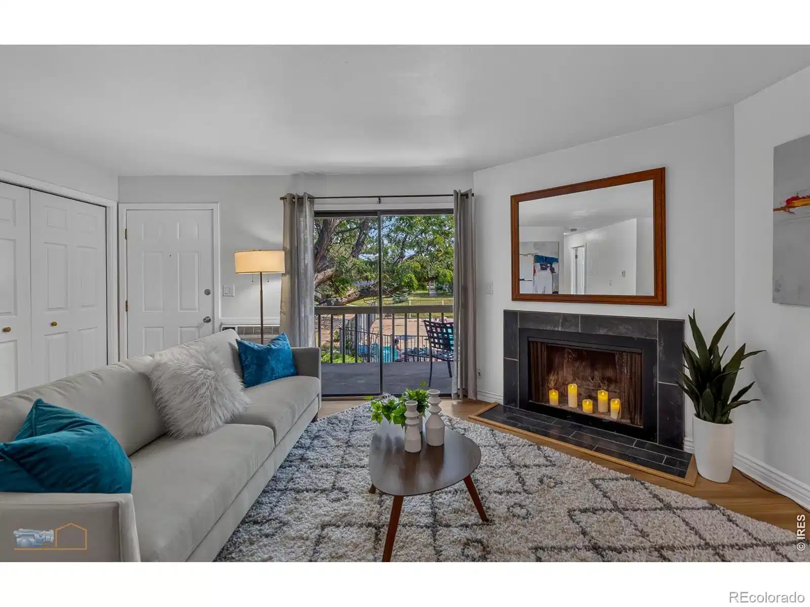 Image 1: Living room flows out to the balcony Image 1: Living room flows out to the balcony