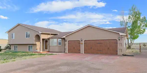 758 E Woodleaf Drive