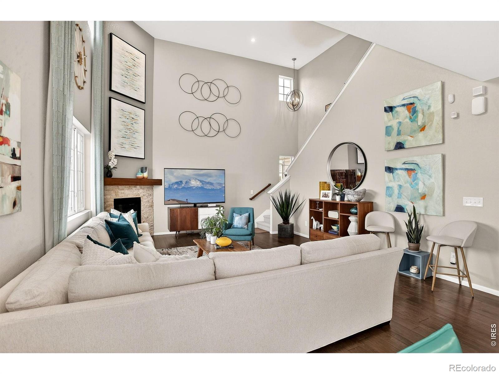 Image 4: Bright & Beautiful Great Room! Image 4: Bright & Beautiful Great Room!