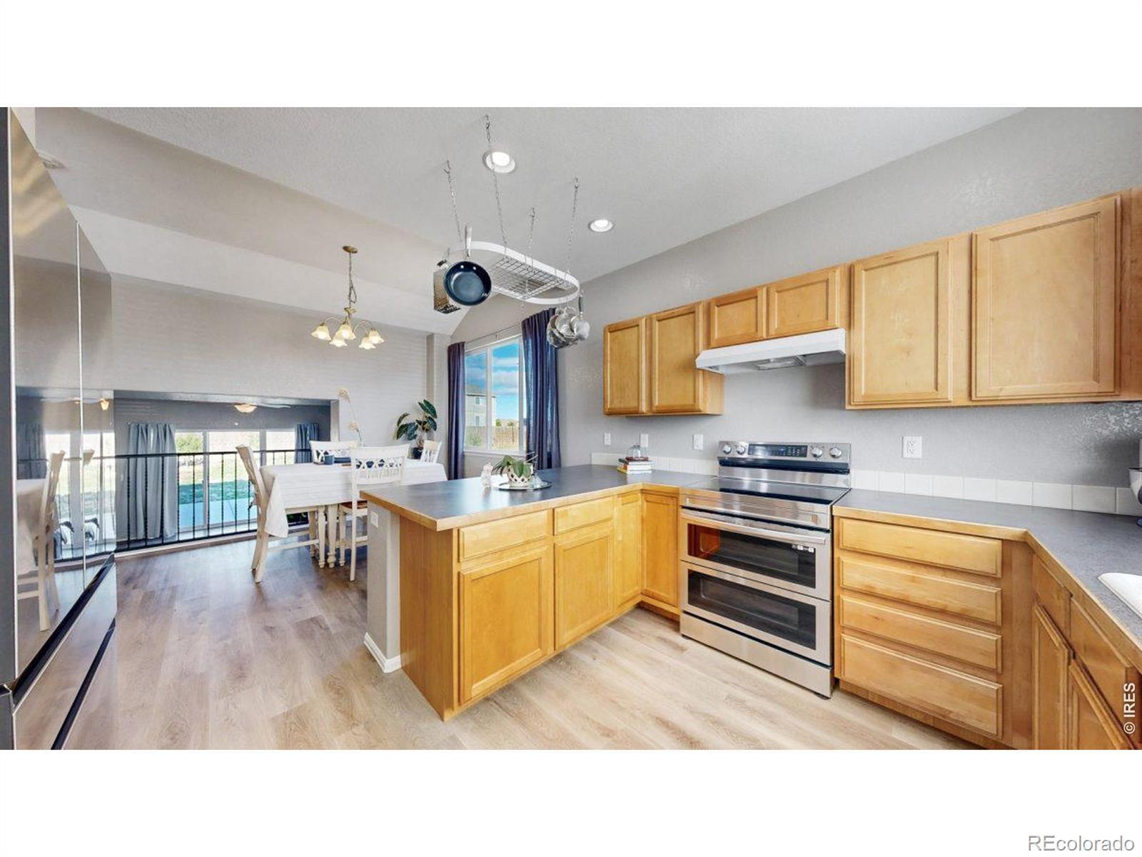 Image 4: Fantastic Kitchen with New Double Oven and Refrigerator Image 4: Fantastic Kitchen with New Double Oven and Refrigerator