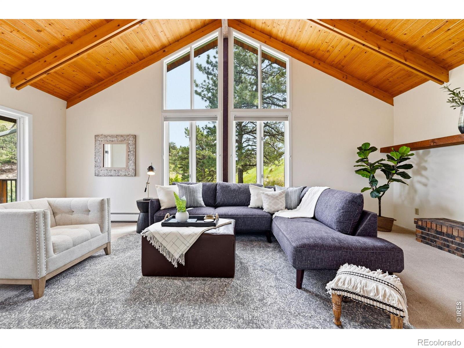 Image 2: Classic mountain design, two fireplaces, two living rooms, and filled with light Image 2: Classic mountain design, two fireplaces, two living rooms, and filled with light