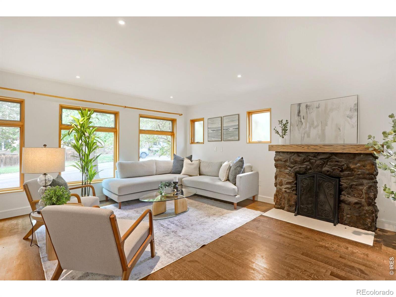 Image 4: Living room with wood burning fireplace Image 4: Living room with wood burning fireplace