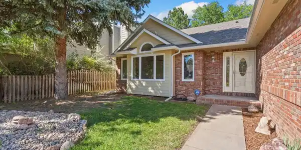 Image 3: Easy Maintenance Front yard w/ Sprinkler system