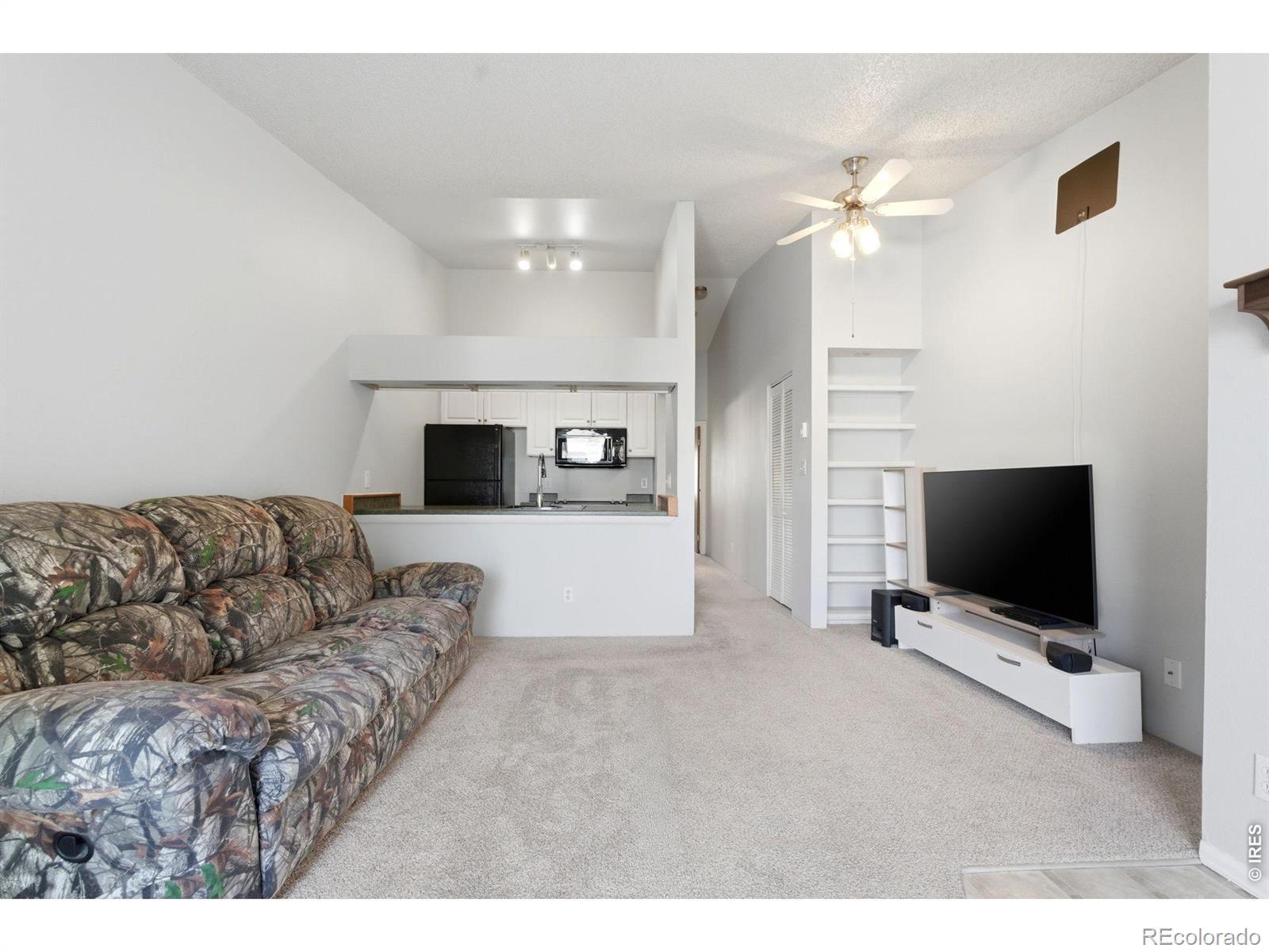 Image 3: Living Room