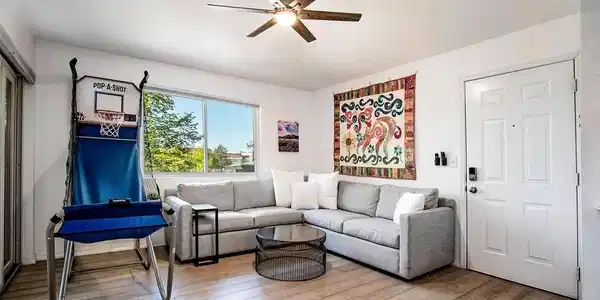 Image 4: Living Room