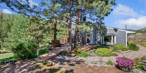 Image 4: Beautiful, mature landscaping, flagstone, newer decking Image 4: Beautiful, mature landscaping, flagstone, newer decking