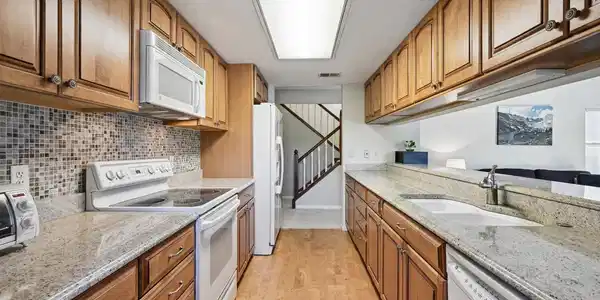 Image 4: Kitchen to Living Areas