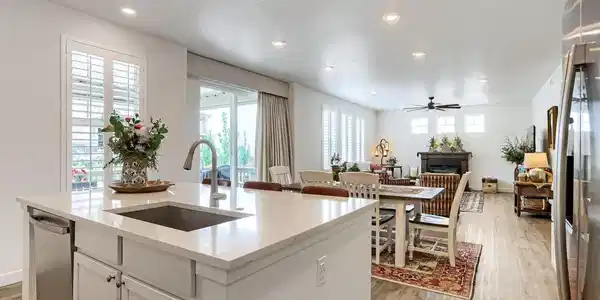 Image 4: Quartz Counters w/Breakfast Bar Seatng at Island Image 4: Quartz Counters w/Breakfast Bar Seatng at Island