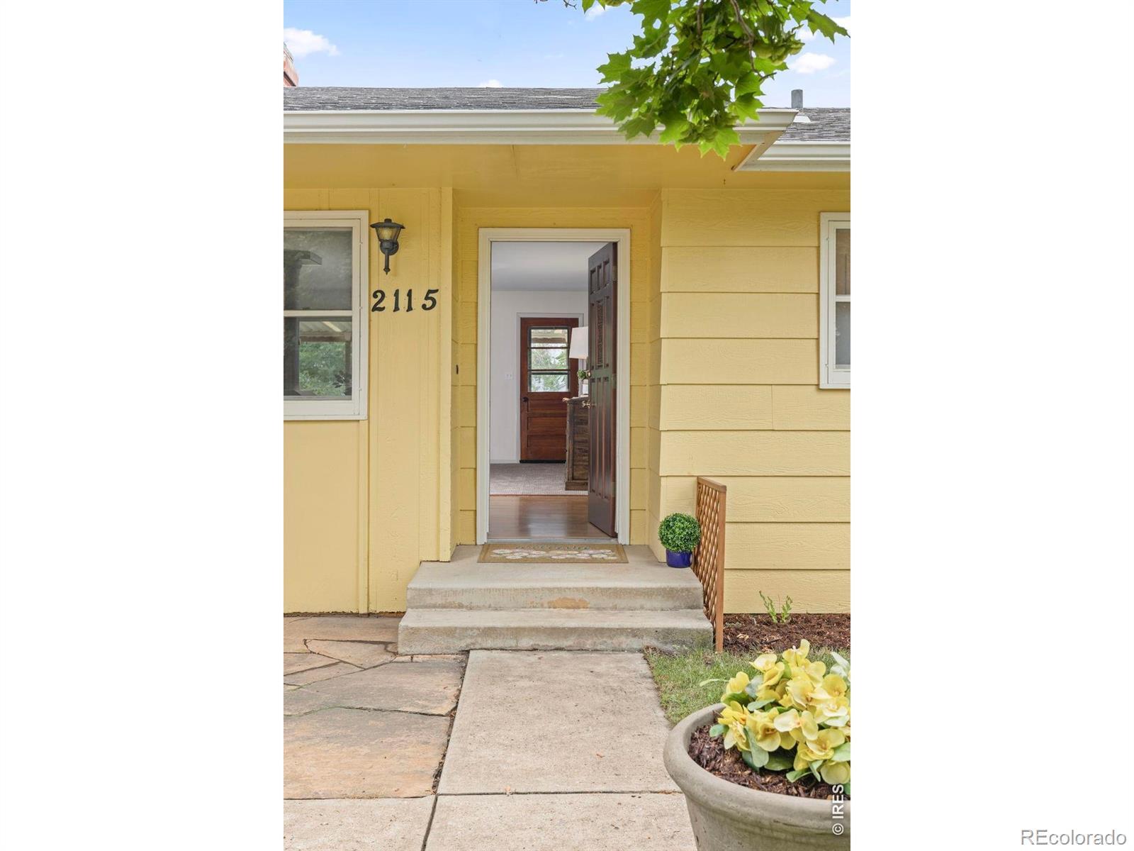 Image 3: Please come inside!