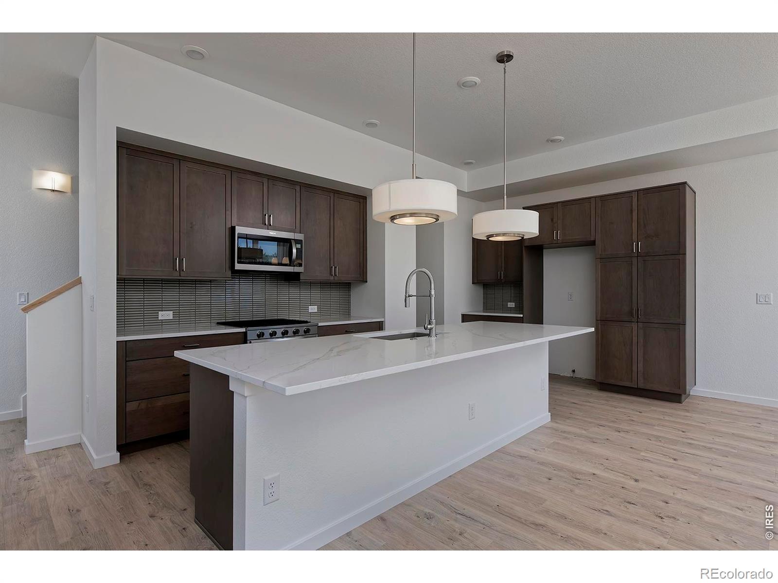 Image 4: 10-foot ceilings, quartz countertops, stainless steel appliances