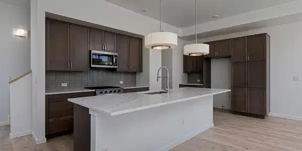 Image 4: 10-foot ceilings, quartz countertops, stainless steel appliances