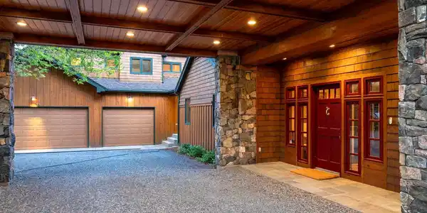 Image 2: Porte-cochere Entrance Image 2: Porte-cochere Entrance
