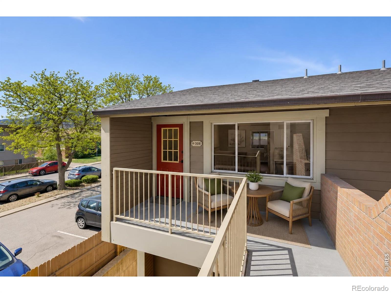 Image 3: Dead end exterior space offers lounging privacy Image 3: Dead end exterior space offers lounging privacy