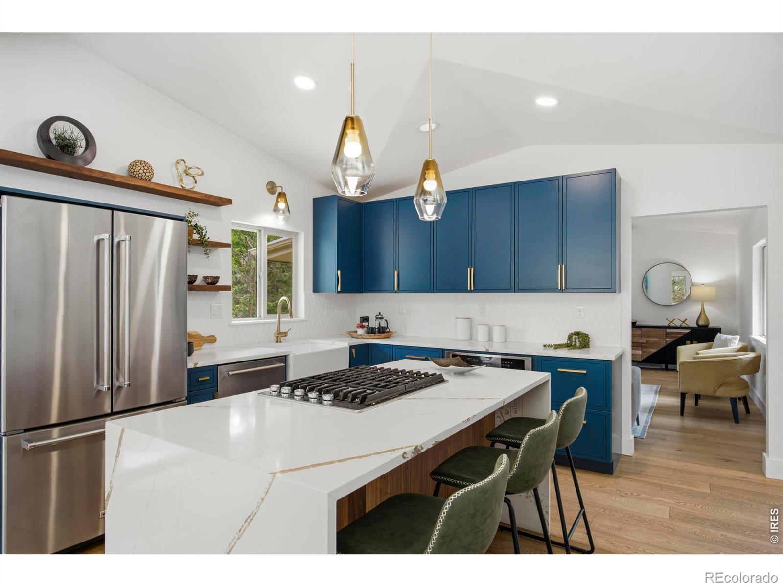 Image 4: Quartz counter-tops.