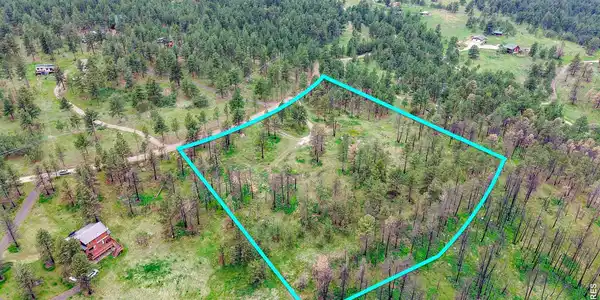 Image 2: Approximate outline of the property boundaries. Image 2: Approximate outline of the property boundaries.