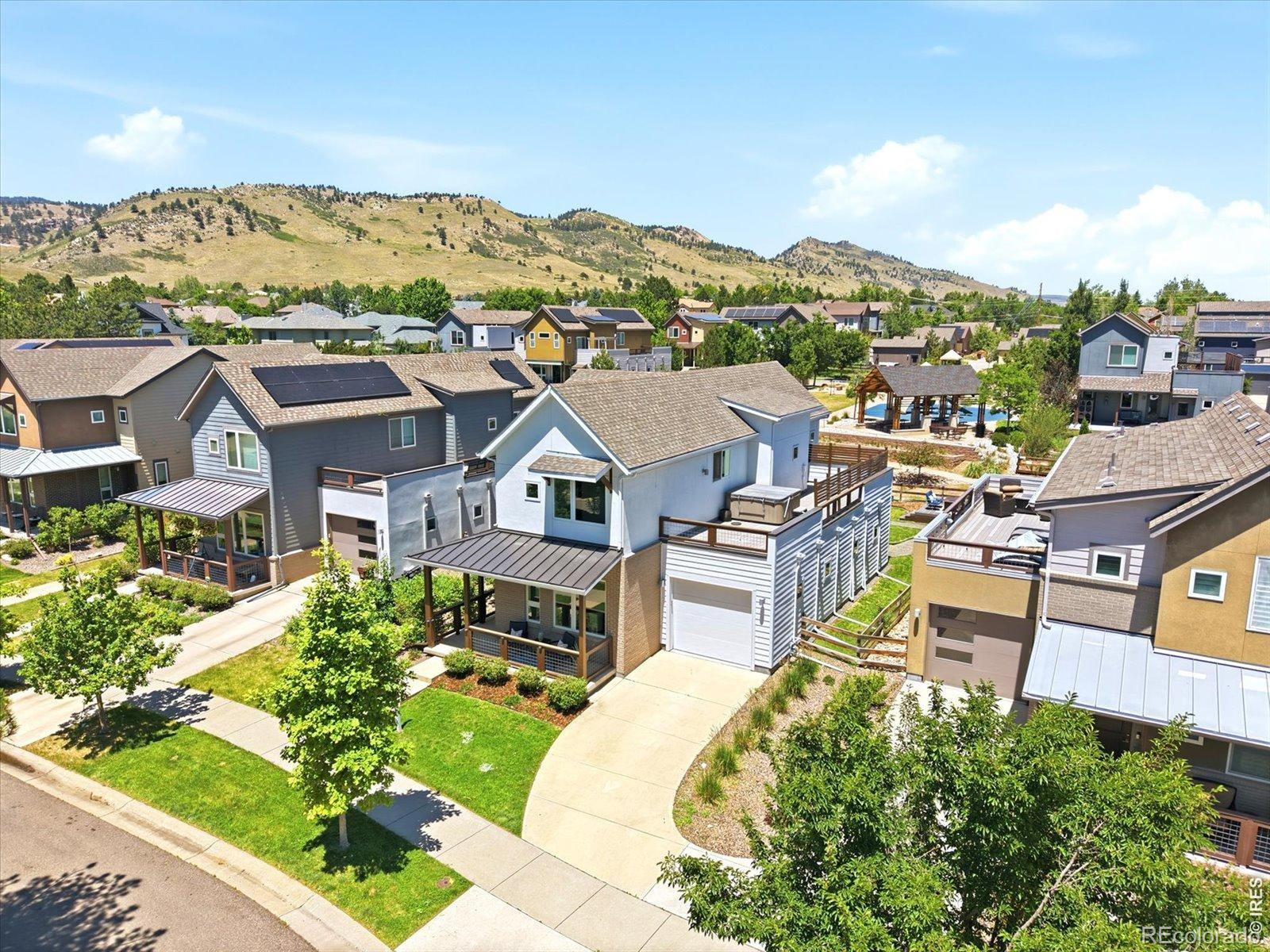 Image 4: Rooftop deck living at its finest - soak in sweeping Flatiron & foothill views, sunrise coffee in hand or sunset gatherings under Colorado skies.