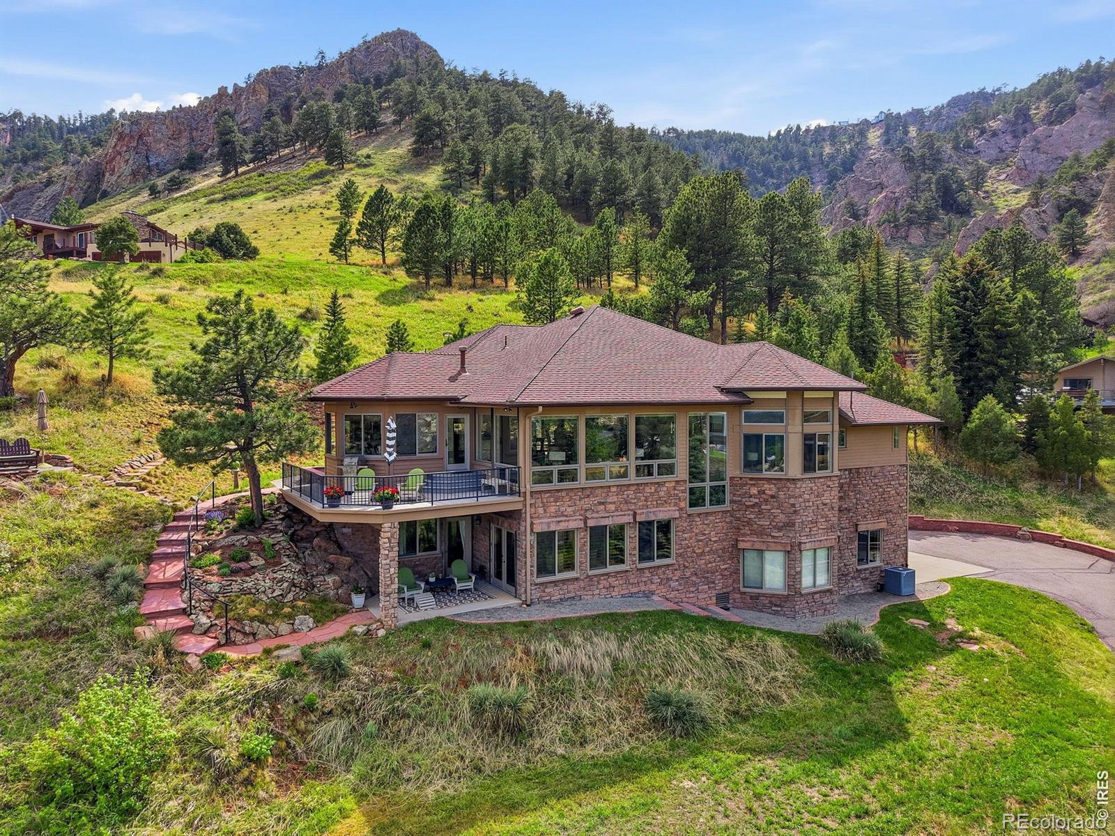 Image 2: Home located close to Downtown Boulder & Close to world class hiking trails
