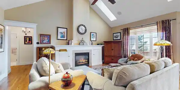 Image 3: Vaulted ceiling with skylights! Image 3: Vaulted ceiling with skylights!