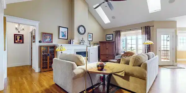 Image 4: Vaulted ceiling with skylights! Image 4: Vaulted ceiling with skylights!