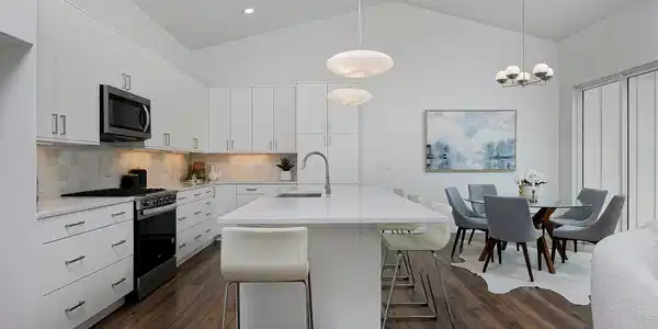 Image 3: Vaulted Ceilings Image 3: Vaulted Ceilings