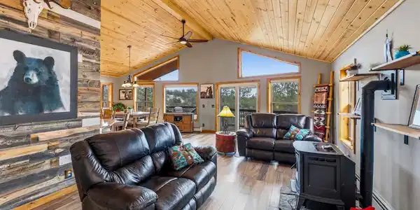 Image 4: Sunny yet rustic western interior Image 4: Sunny yet rustic western interior