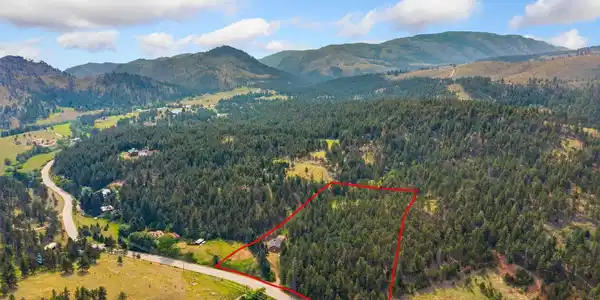 Image 3: Lot lines are approximate
