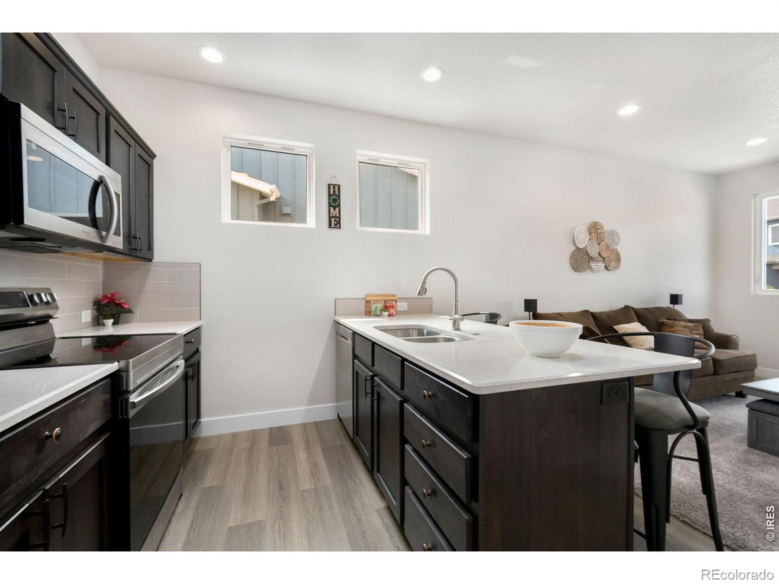Image 3: Quartz countertops in kitchen Image 3: Quartz countertops in kitchen