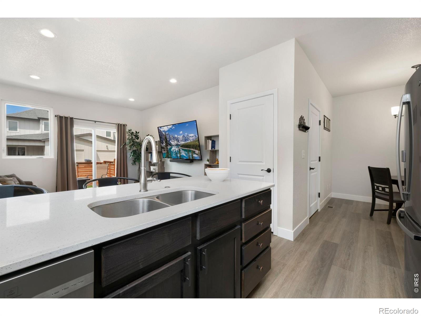 Image 4: Quartz countertop. Image 4: Quartz countertop.