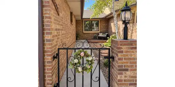 Image 3: Private courtyard entrance Image 3: Private courtyard entrance