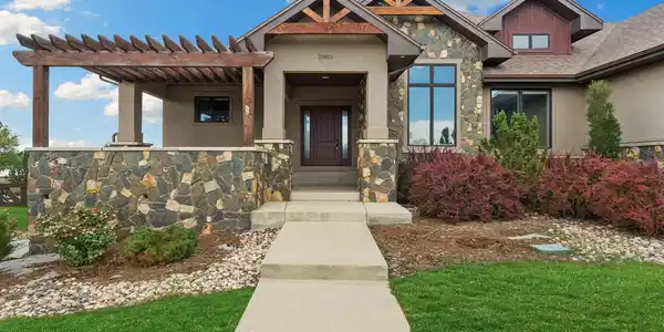Image 4: Inviting Entryway Image 4: Inviting Entryway